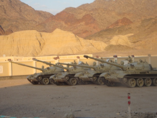 Tanques militares em uma das bases no meio do trajeto